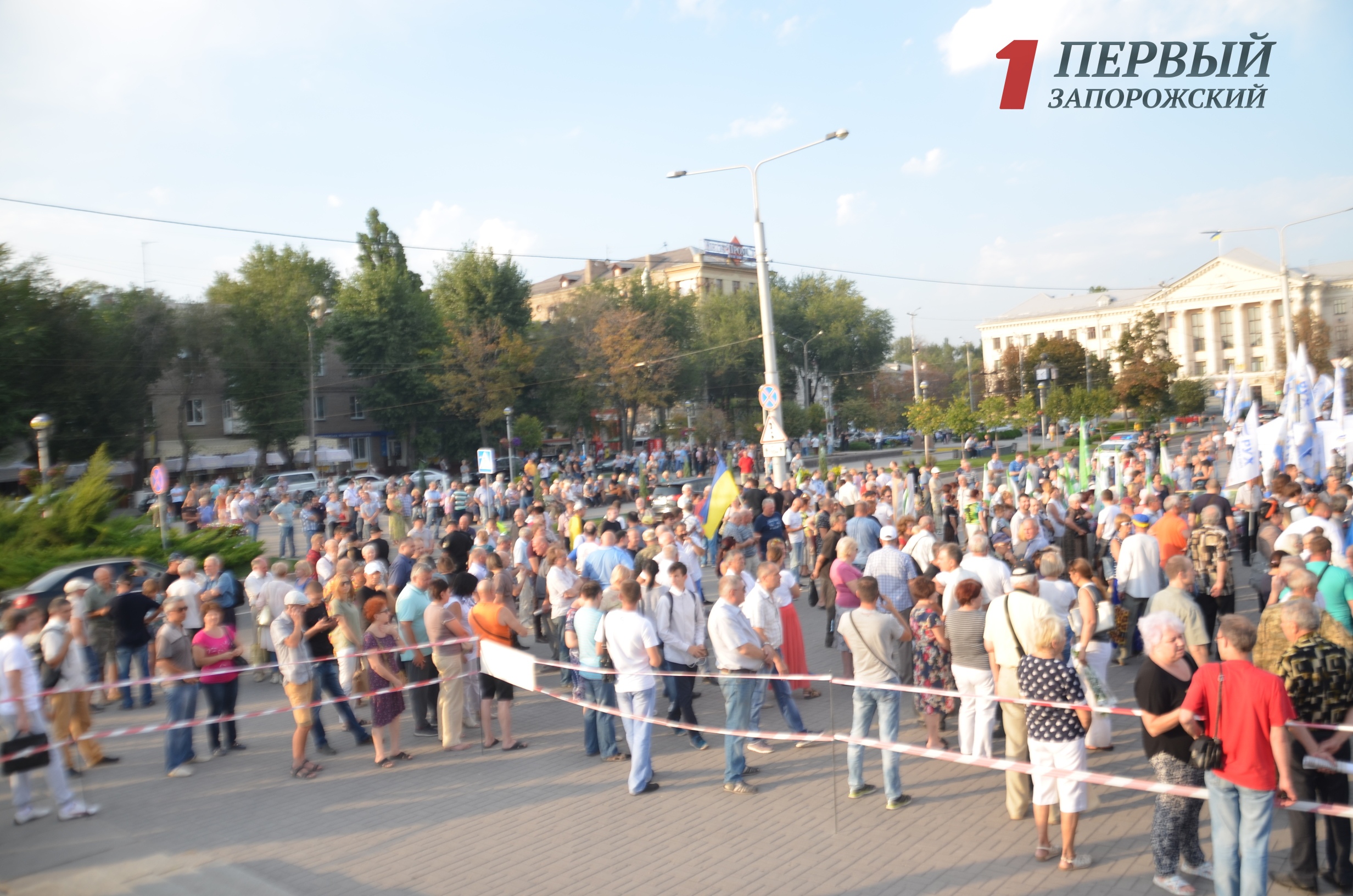 Сотни фанатов Саакашвили собрались на площади перед ДСС в Запорожье - ФОТО
