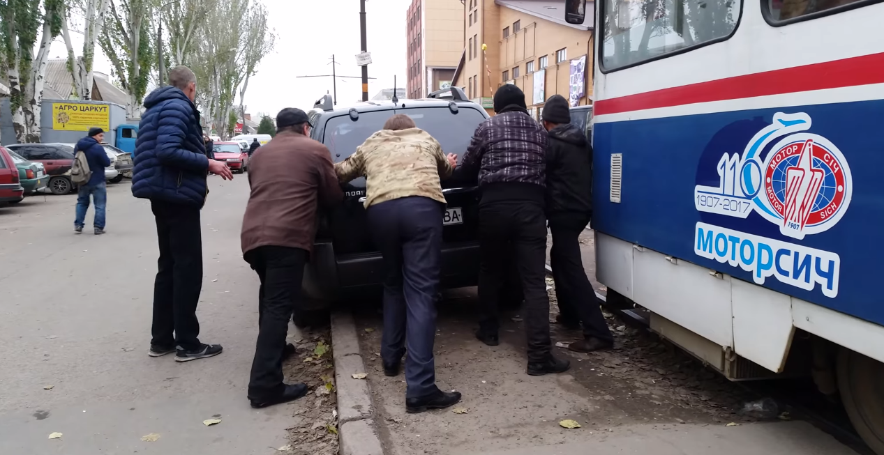 Водитель припарковал авто так, что заблокировал движение трамваев - ВИДЕО