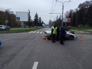 В Запорожье на перекрестке столкнулись два авто: пострадали дети - ФОТО