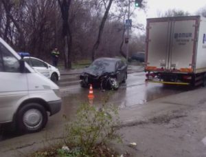 ДТП в Запорожье: водитель не справился с управлением и влетел в электроопору - ФОТО