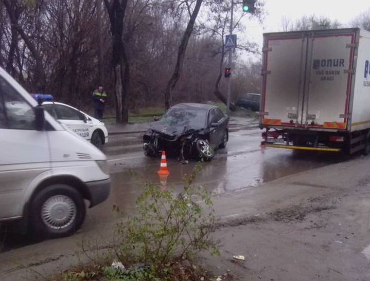 ДТП в Запорожье: водитель не справился с управлением и влетел в электроопору - ФОТО