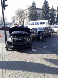 В Запорожье произошло ДТП с двумя легковушками на центральном проспекте города - ФОТО