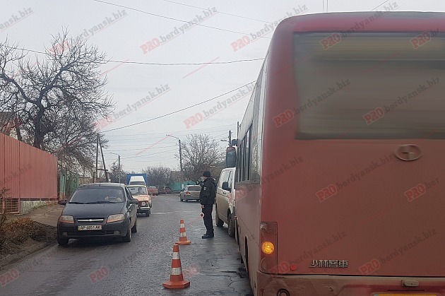 В Запорожской области скутер от удара автобуса вылетел на проезжую часть и врезался в маршрутку - ФОТО, ВИДЕО