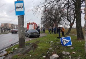 В Запорожской области пьяный водитель врезался в автобусную остановку - ФОТО