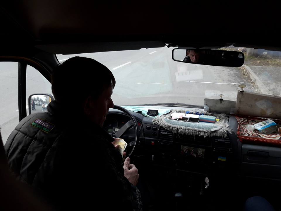В Запорожье маршрутчик накинулся с кулаками на пассажирку, которая вступилась за льготника – ФОТО