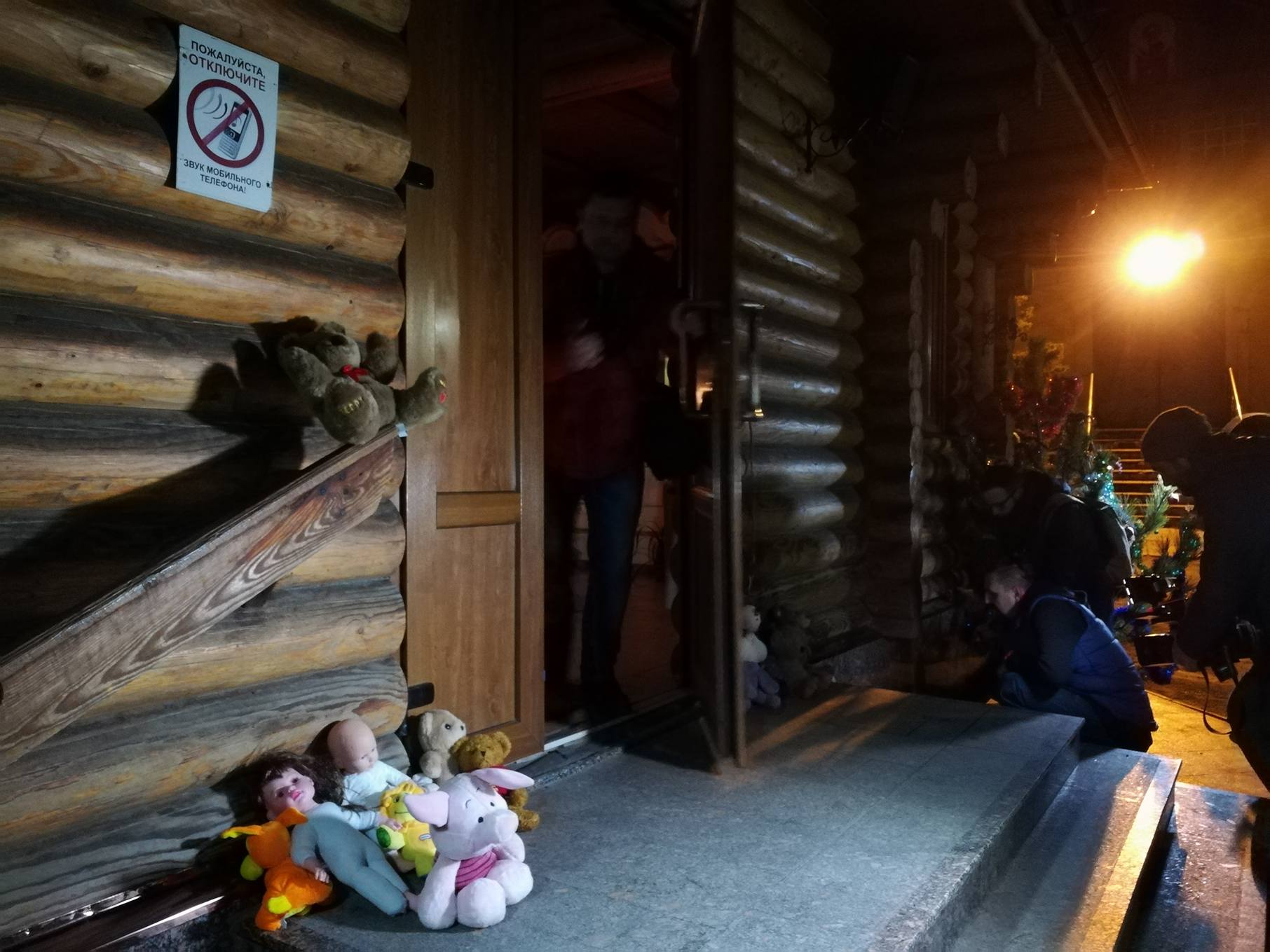 В Запорожье активисты собрались под дверьми храма, где «радомировцы» избили АТОшника – ФОТО, ВИДЕО