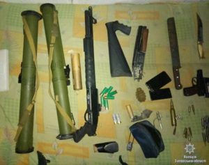 У запорожца во время обыска нашли арсенал оружия, боеприпасы и наркотики - ФОТО