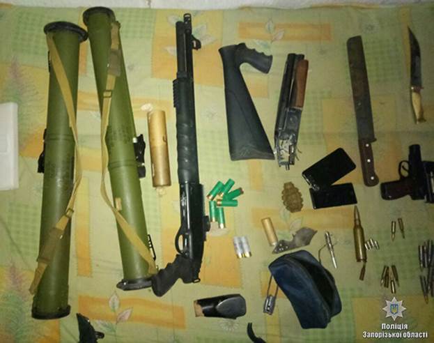 У запорожца во время обыска нашли арсенал оружия, боеприпасы и наркотики - ФОТО