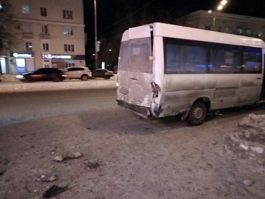 В Запорожье пьяный водитель на BMW протаранил маршрутку: трое пассажиров в больнице