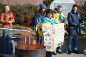 Горящие бочки и театрализованная постановка: в Запорожье почтили память Героев Небесной Сотни - ФОТО