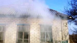 В Запорожской области из горящего дома спасли двоих мужчин - ФОТО