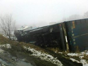 Под Запорожьем перевернулся грузовик с 17 тоннами извести – ФОТО