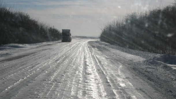 В Запорожской области на трассе застрял грузовик «Mersedes» - ФОТО