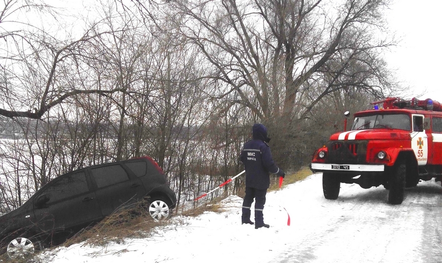 В Запорожской области автомобиль с беременной женщиной и двумя детьми съехал в канаву