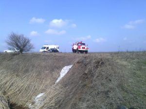 В Запорожской области легковушка слетела в четырехметровый ров - ФОТО