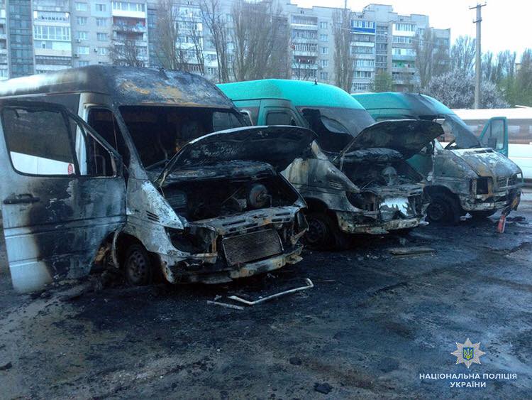В Запорожской области правоохранители установили причастных к поджогу трех пассажирских микроавтобусов - ФОТО