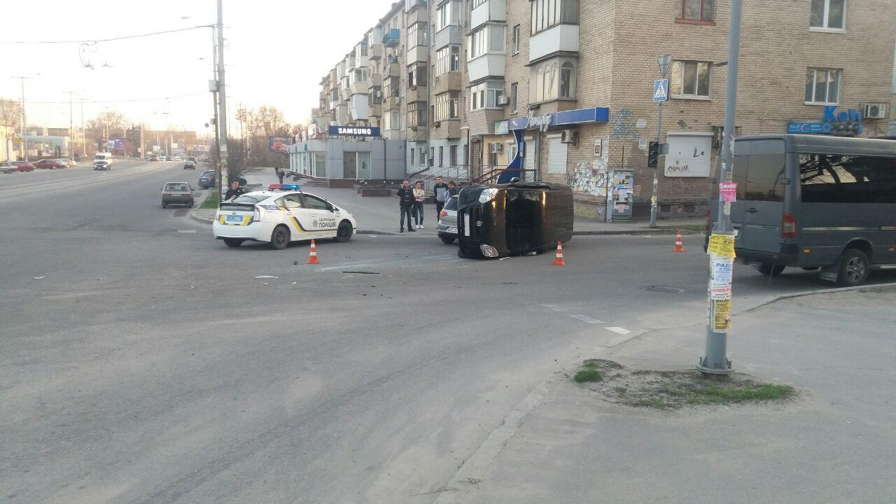 В Запорожье на проспекте в результате ДТП перевернулась иномарка - ФОТО