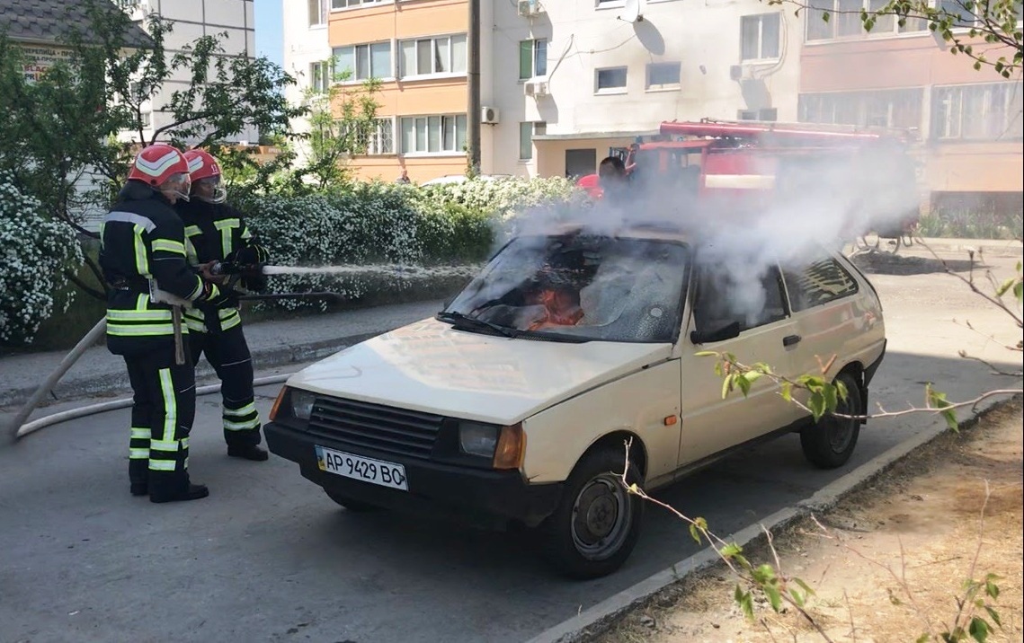 В Запорожской области во дворе дома горела 