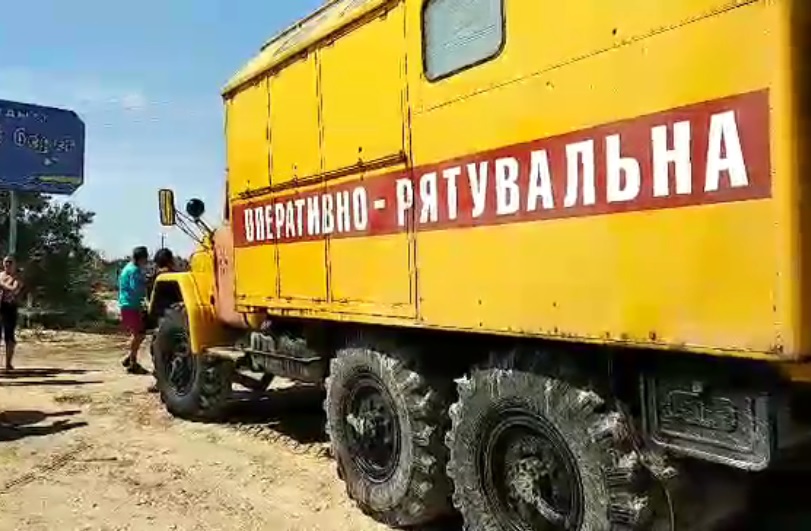 Запорожские спасатели вывези с острова Бирючий травмированного ребенка