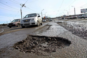 Автомобильные активисты из Запорожья рассказали, как бороться с ямами на дорогах – ВИДЕО