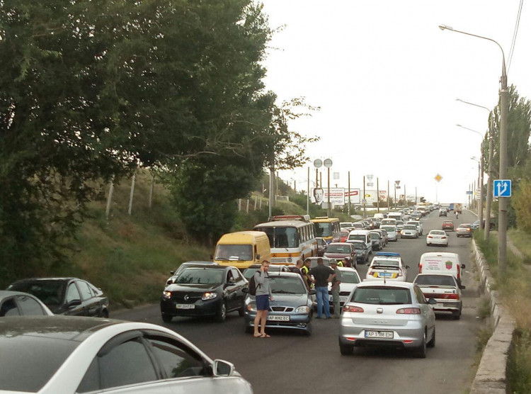 Перед мостом Преображенского из-за ДТП образовалась огромная пробка - ФОТО