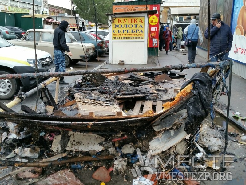 В Запорожье на центральном рынке сгорел киоск - ФОТО