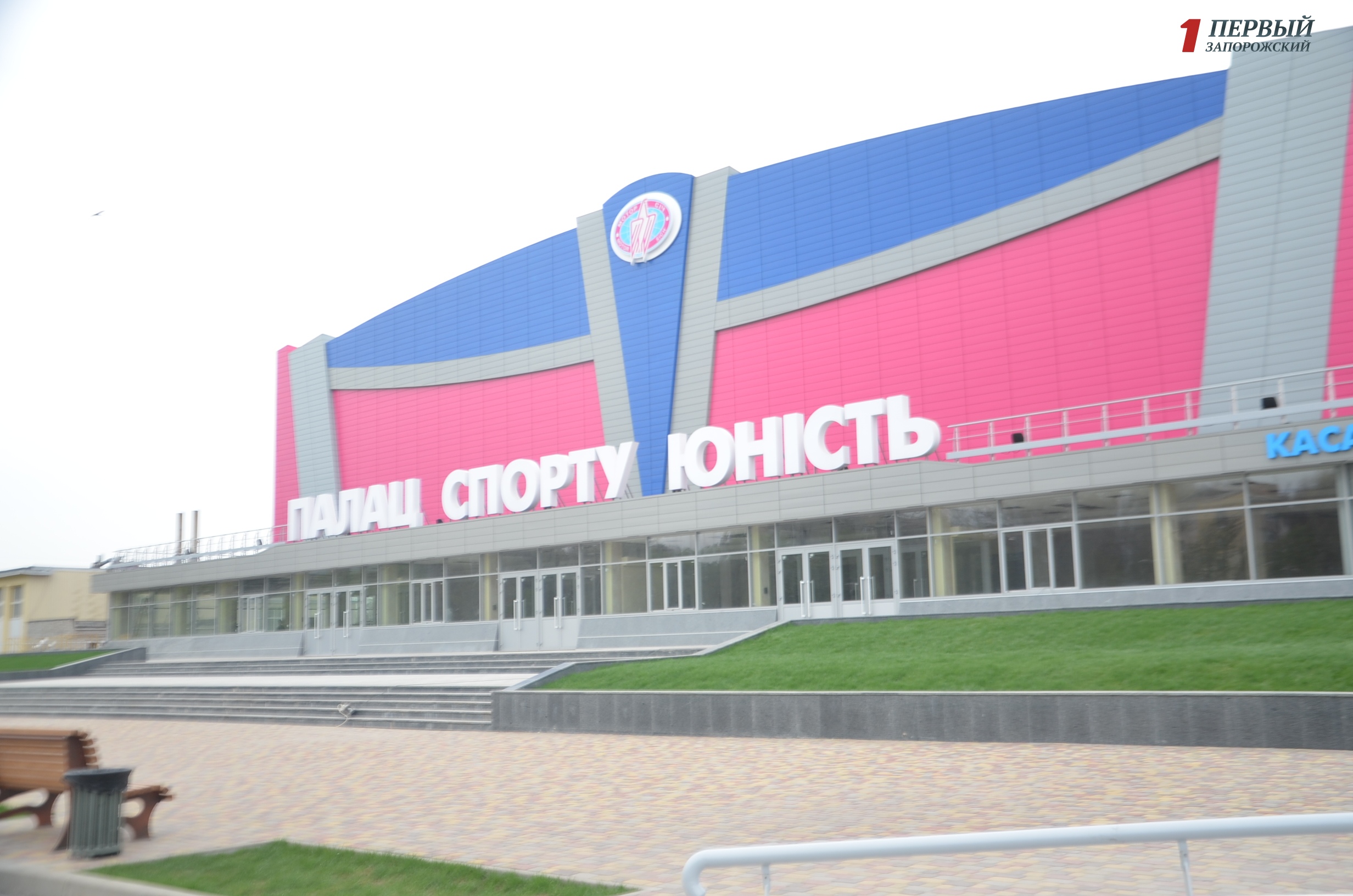 В Запорожье сотрудники ДС «Юность» не хотят видеть среди своих посетителей велосипедистов – ВИДЕО