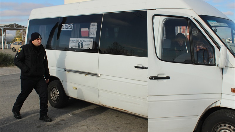 В Запорожье проверяют состояние общественного транспорта: в одной из маршруток выявили неисправность - ФОТО