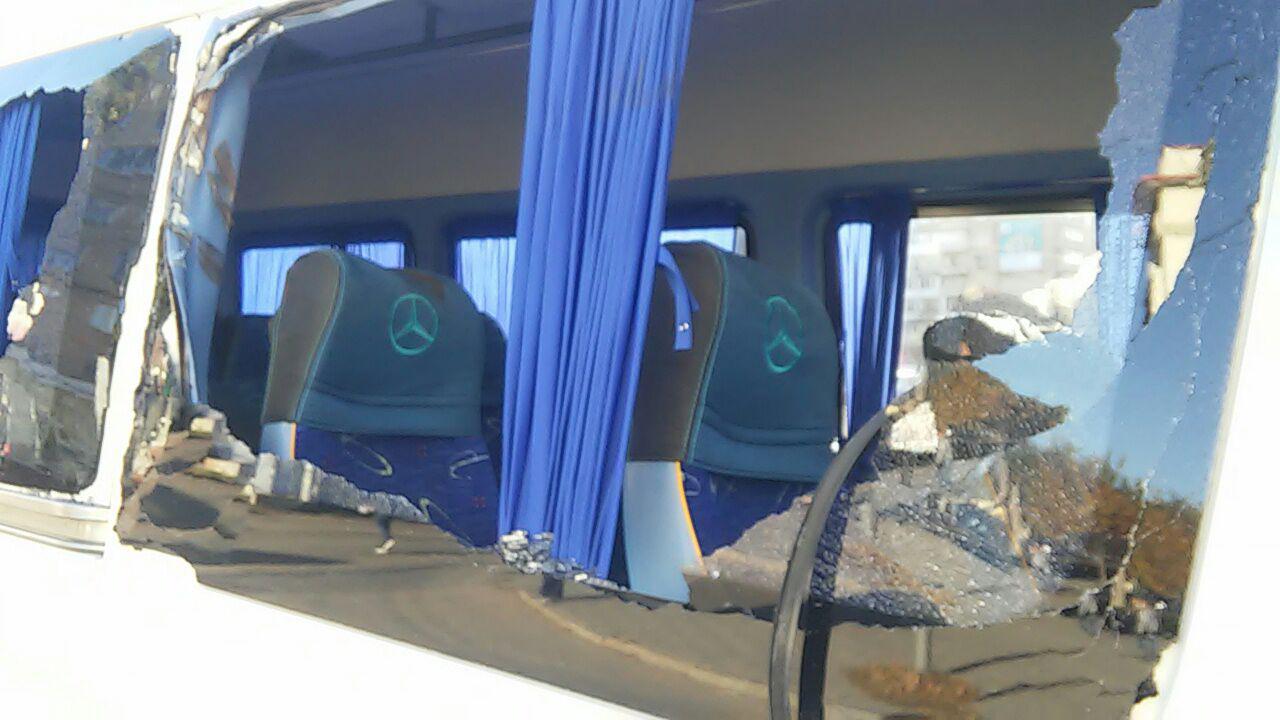 В Запорожье оборвавшийся троллей разбил стекла в маршрутке: пострадал ребенок - ФОТО, ВИДЕО