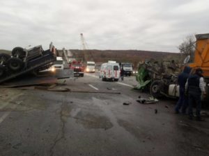 На запорожской трассе столкнулись два грузовика - ФОТО