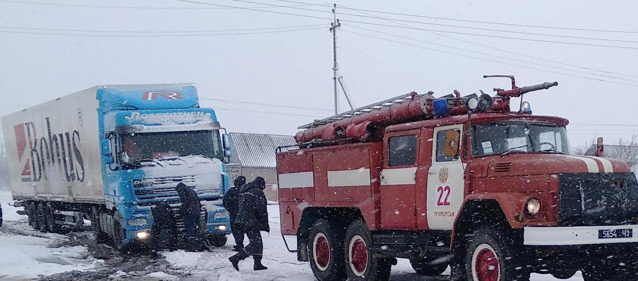 В Запорожской области на обочине дороги застряла фура - ФОТО