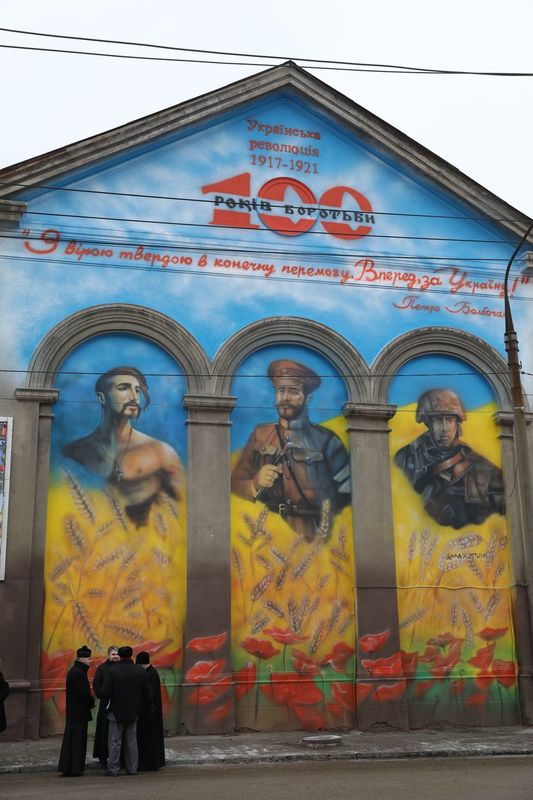 В Запорожье вандалы облили краской мурал единства поколений защитников – ФОТО