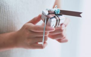 Что подарить на 8 Марта любимой девушке?
