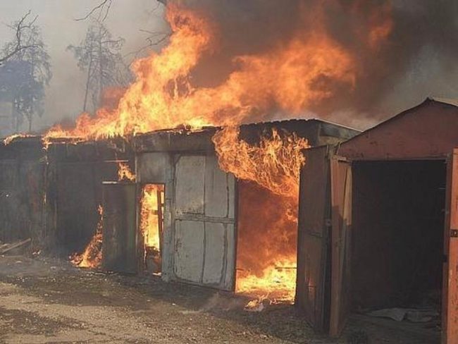 В Запорожской области на территории частного дома горел гараж