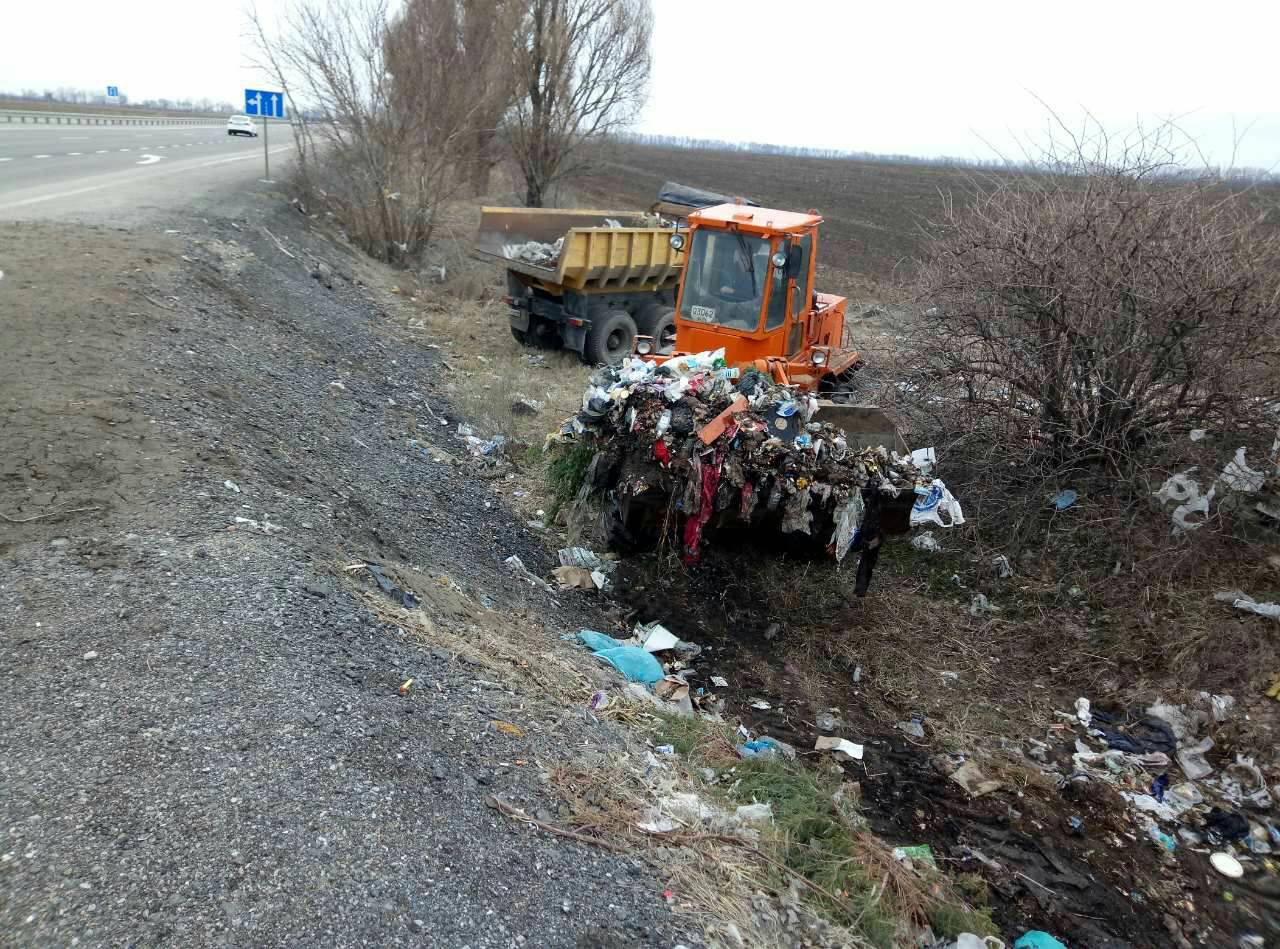 Вместо ремонта запорожских трасс дорожники тратят деньги на уборку мусора - ФОТО