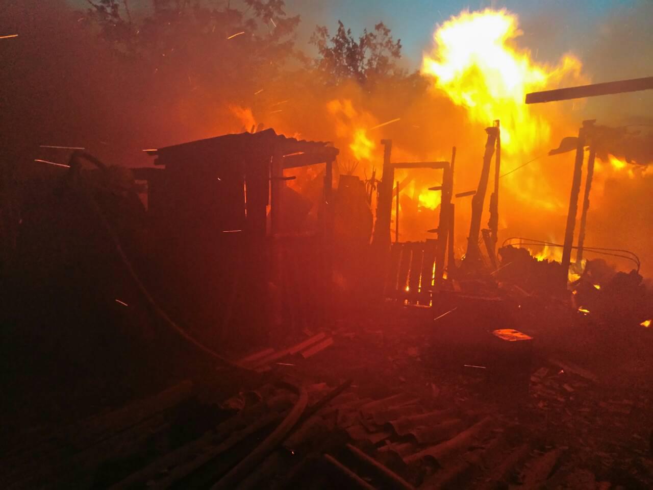 В Запорожской области на территории жилого дома горела хозпостройка