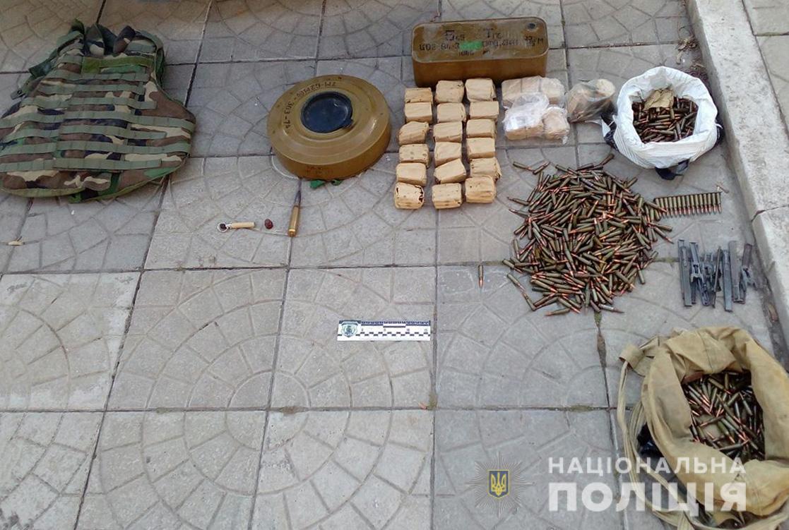 В Запорожье полицейские на летней площадке одного из кафе обнаружили тайник боеприпасов