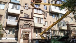 У центрі Запоріжжя ремонтують фасад багатоповерхового будинку