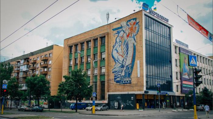Відому мозаїку на головному поштамті закриє рекламний банер