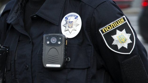 В Запорожье полицейские остановили автомобиль, за рулем которого сидел их пьяный коллега