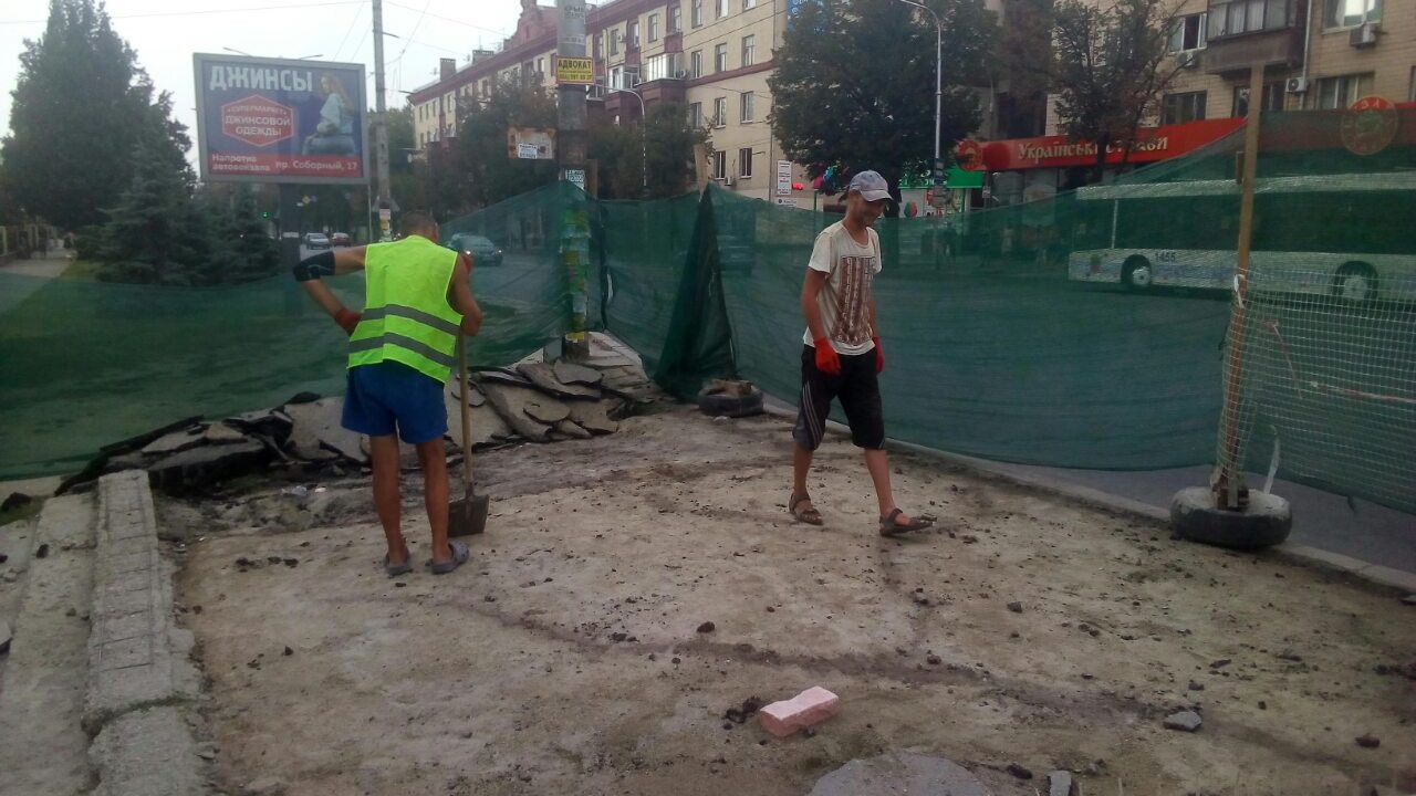 В Запоріжжі почався ремонт однієї з понівечених зупинок на проспекті 