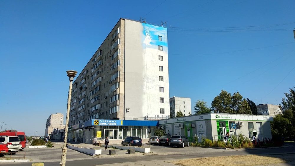 В Энергодаре на жилом доме начали рисовать мурал, - ФОТО