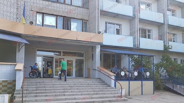 В Запорожской области пожилой мужчина выпал из окна пансионата