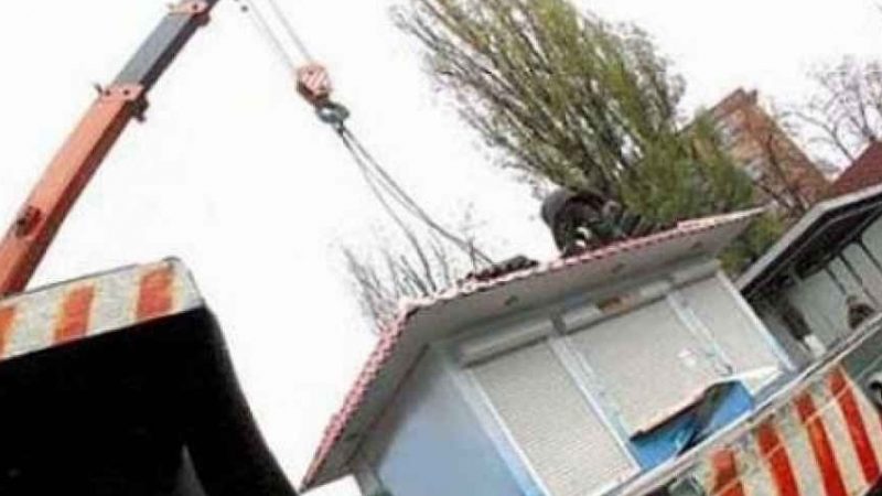 В Шевченковском районе Запорожья демонтируют самовольно установленный киоск