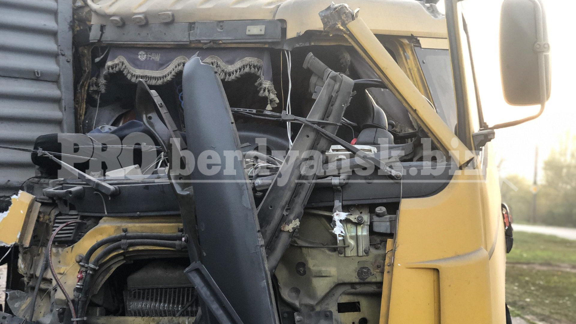 В Запорізькій області сталася ДТП за участі зерновозу: вантажівка залишилася без кабіни, — ФОТО