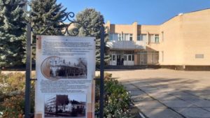 В Запорожской области рядом с историческими зданиями поставили информационные стенды
