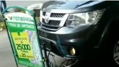 У спальному районі Запоріжжя жінка на позашляховику на тротуарі збила пішохода, — ВІДЕО
