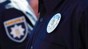 Поліція відкрила кримінальне провадження на чоловіка, який порізав прапор політичної партії
