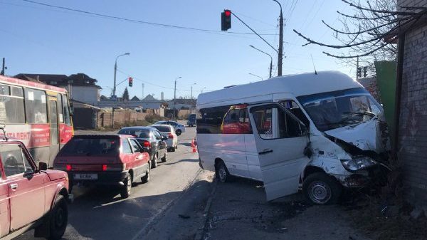 У Запоріжжі не поділили дорогу два мікроавтобуси Mercedes: постраждали водії, — ФОТО
