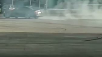 В Запорожье на Космосе лихач устроил дрифт на оживленном перекрестке, — ВИДЕО